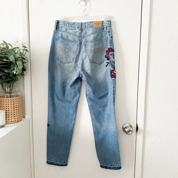 🦋 ABERCROMBIE &amp; FITCH Girlfriend Distressed Embroidered Floral Jeans 26