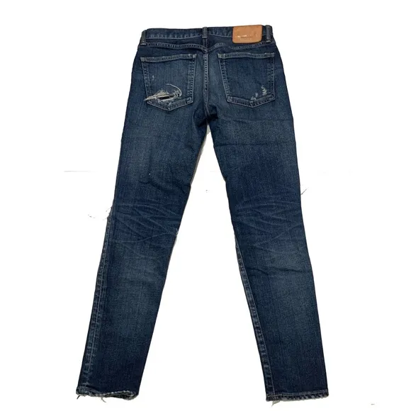 25 / Moussy vintage distressed jeans