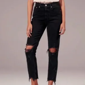 Abercrombie &amp; Fitch High Rise Distressed Mom Jeans in Black Size 28