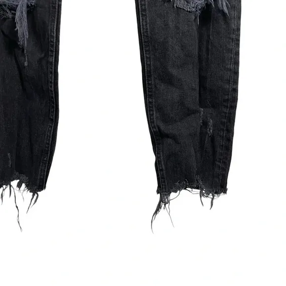 Abercrombie &amp; Fitch High Rise Distressed Mom Jeans in Black Size 28