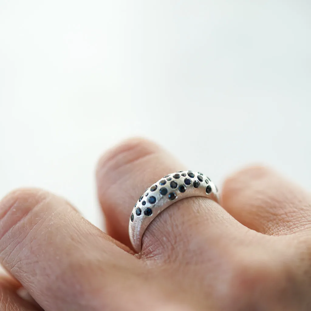 Bombé Ring Blue sapphires in silver Thin