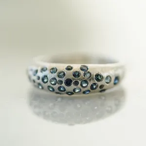 Bombé Ring Blue sapphires in silver Thin
