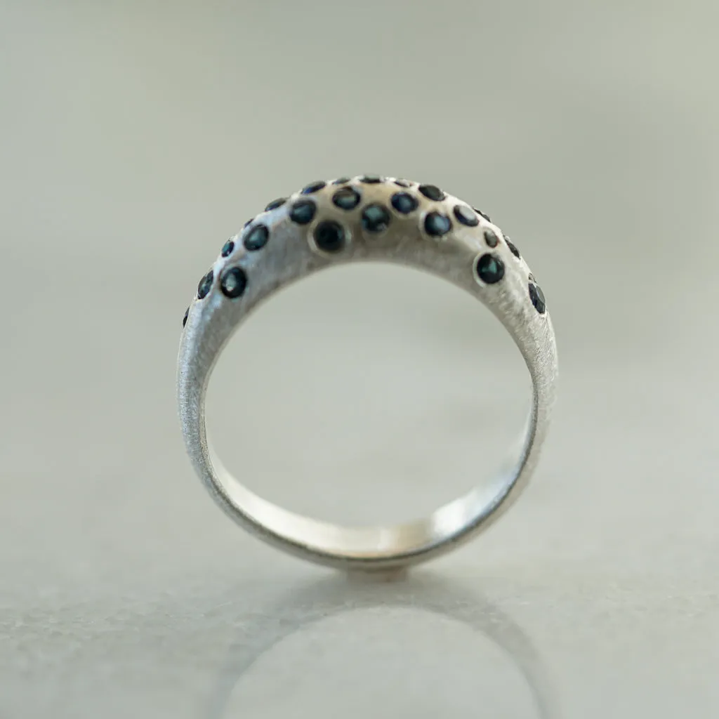 Bombé Ring Blue sapphires in silver Thin