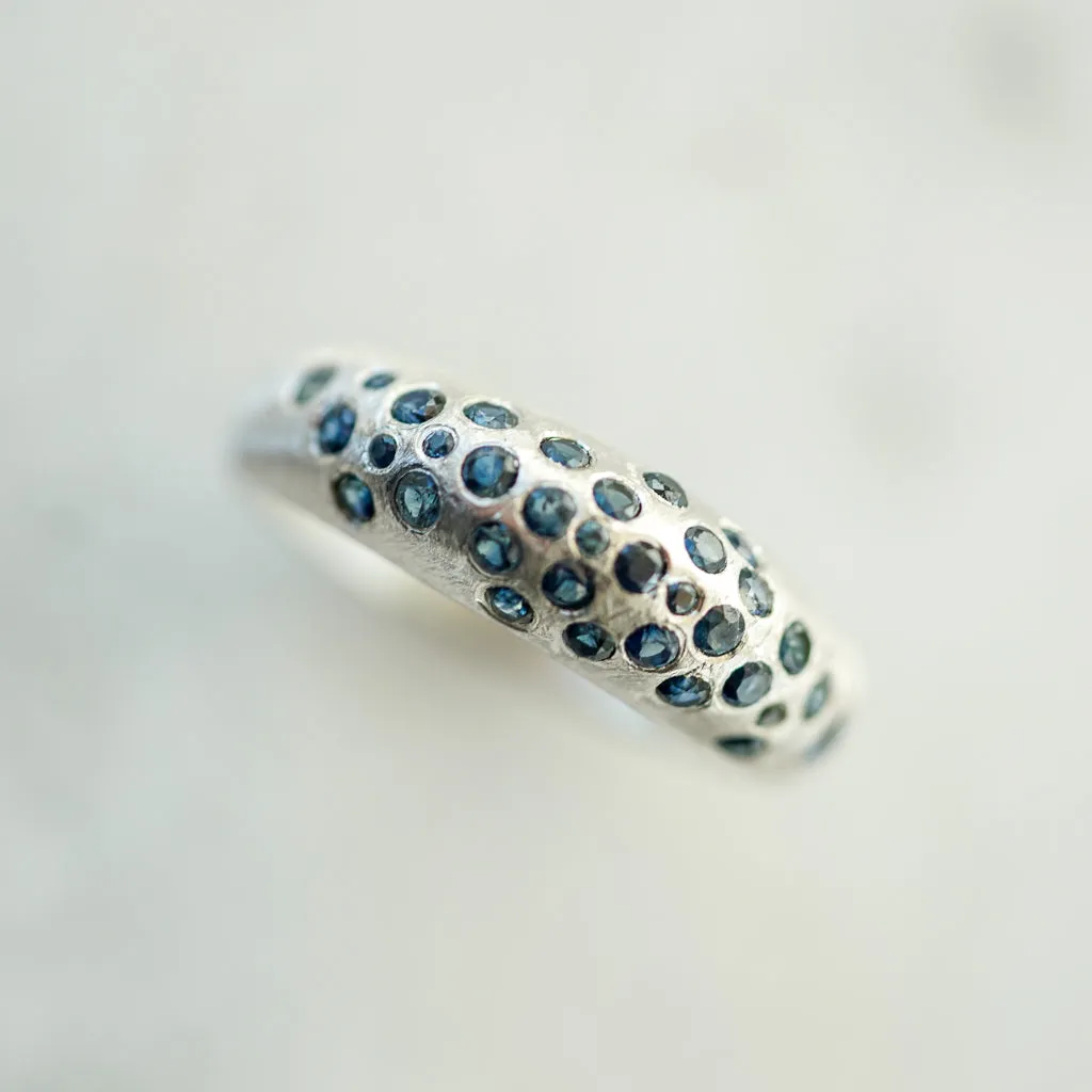 Bombé Ring Blue sapphires in silver Thin
