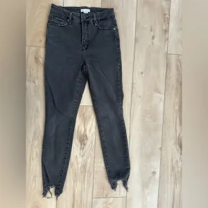 GOOD AMERICAN SKINNY DISTRESSED JEANS