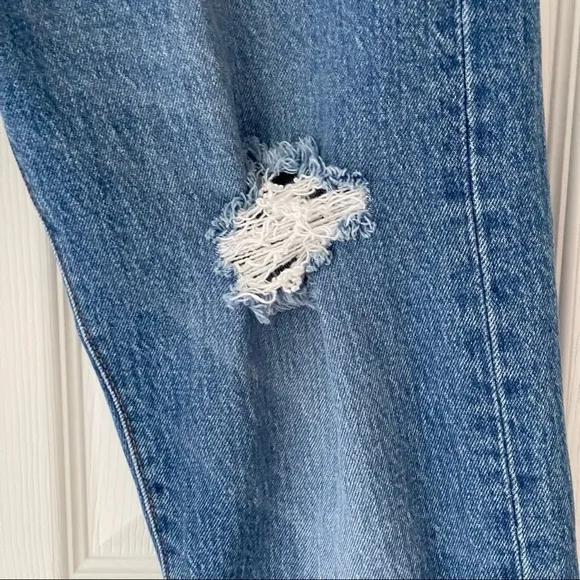 Levi’s Wedgie Distressed Jeans size 28