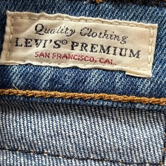 Levi’s Wedgie Distressed Jeans size 28