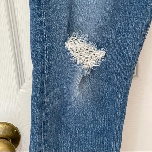 Levi’s Wedgie Distressed Jeans size 28