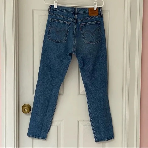 Levi’s Wedgie Distressed Jeans size 28