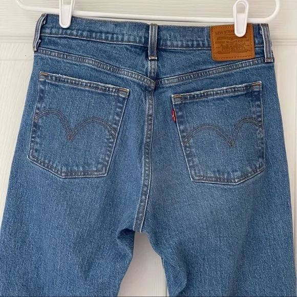 Levi’s Wedgie Distressed Jeans size 28