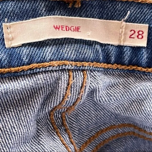 Levi’s Wedgie Distressed Jeans size 28