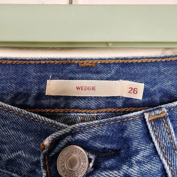 Levi’s Wedgie Raw Hem Denim Jeans Distressed button fly womens size 26