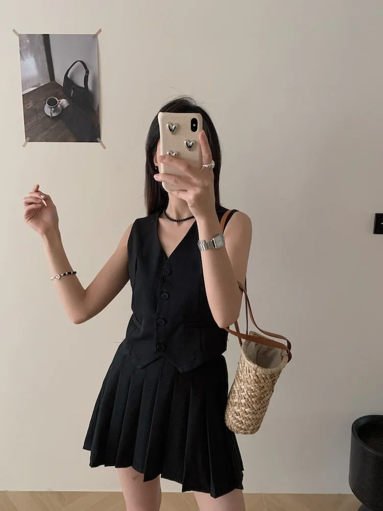 old money style V-neck vest   pleated skirt suit