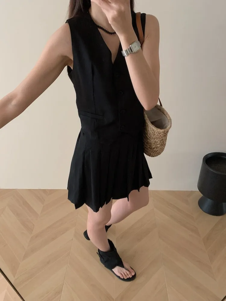 old money style V-neck vest   pleated skirt suit