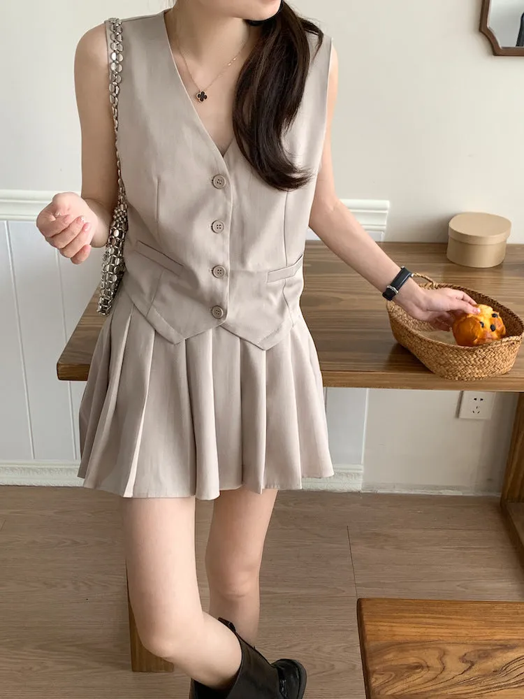 old money style V-neck vest   pleated skirt suit