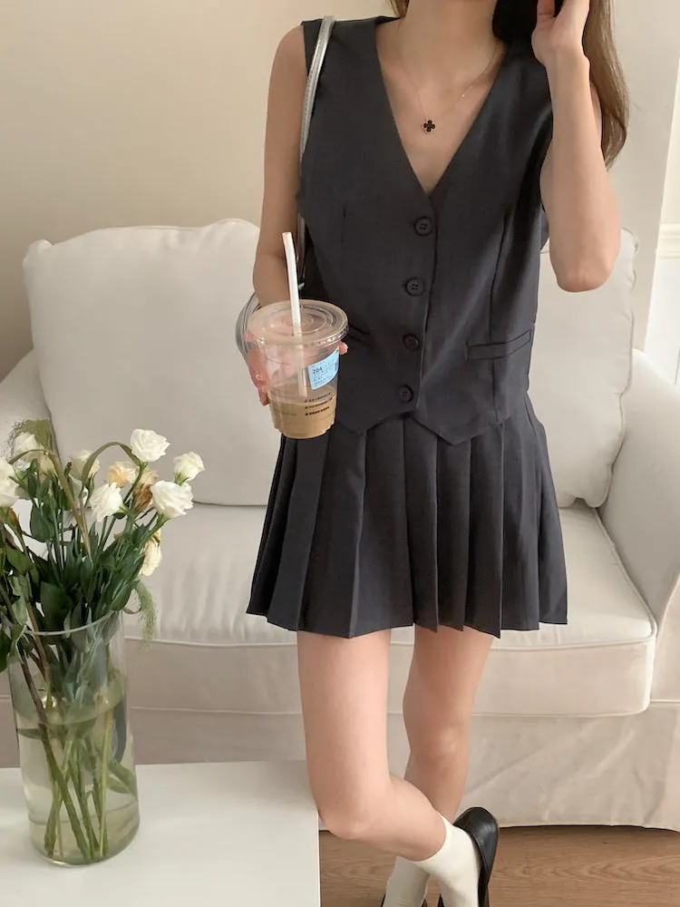 old money style V-neck vest   pleated skirt suit
