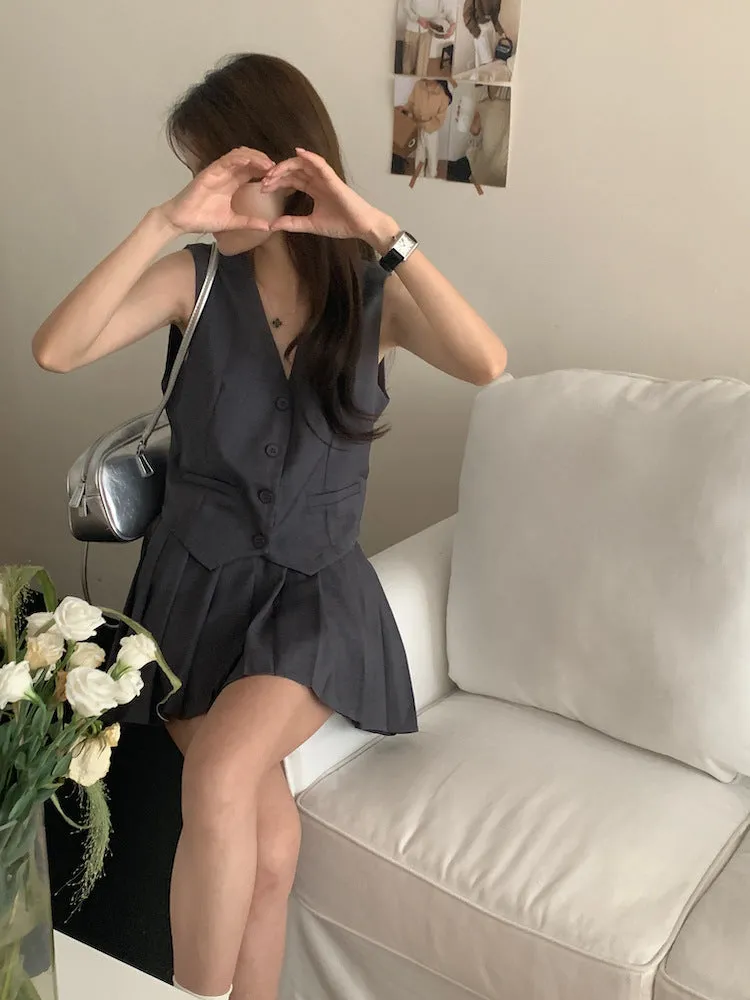 old money style V-neck vest   pleated skirt suit
