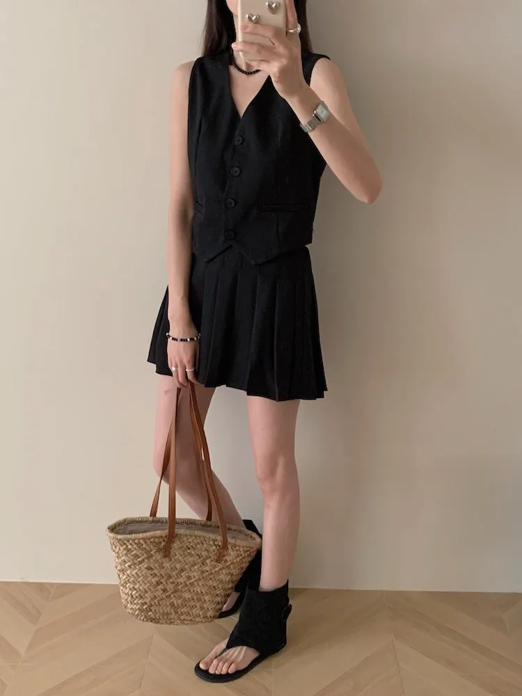 old money style V-neck vest   pleated skirt suit