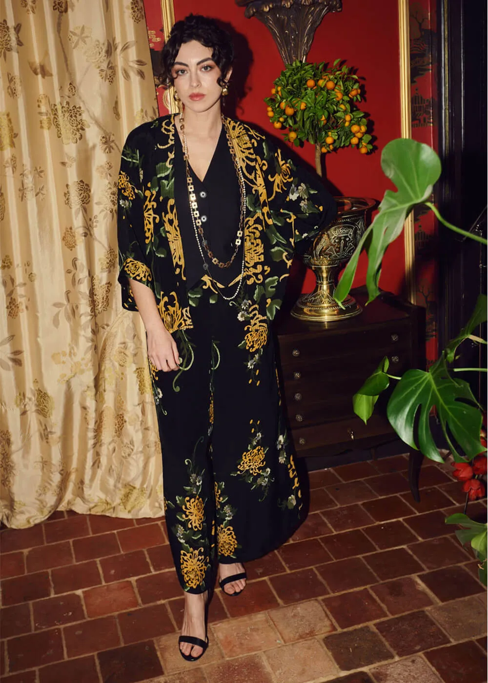 One Hundred Stars Chrysanthemum Crepe Korte Kimono Zwart