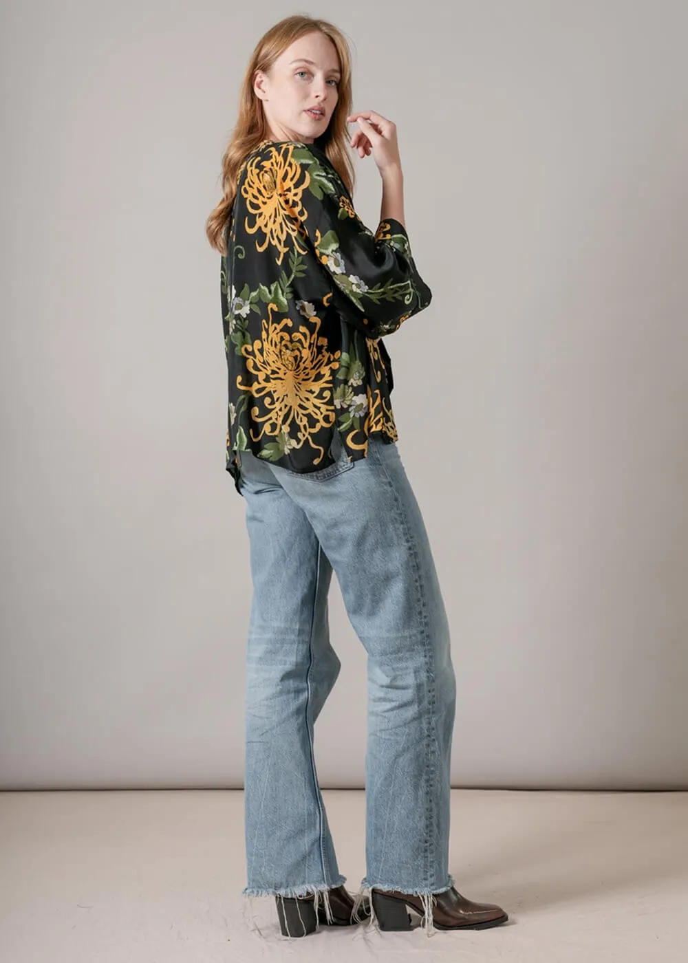 One Hundred Stars Chrysanthemum Crepe Korte Kimono Zwart