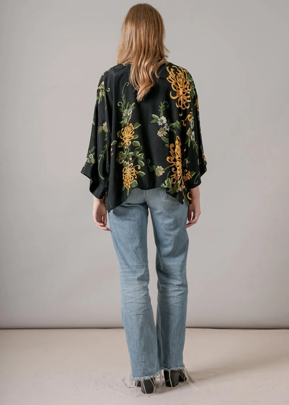 One Hundred Stars Chrysanthemum Crepe Korte Kimono Zwart