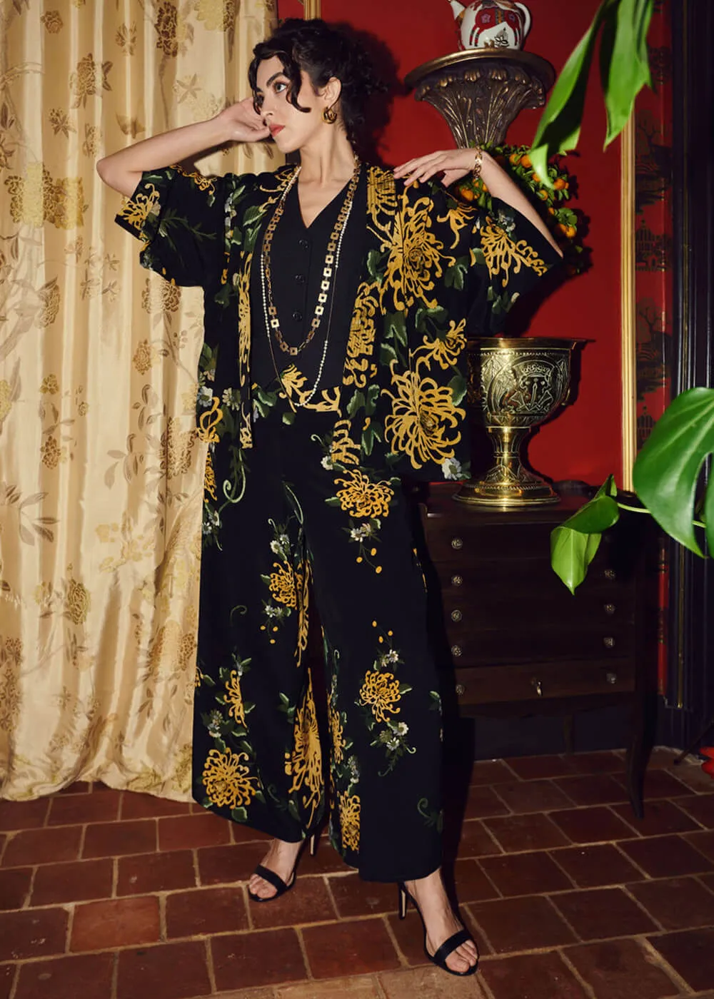 One Hundred Stars Chrysanthemum Crepe Korte Kimono Zwart