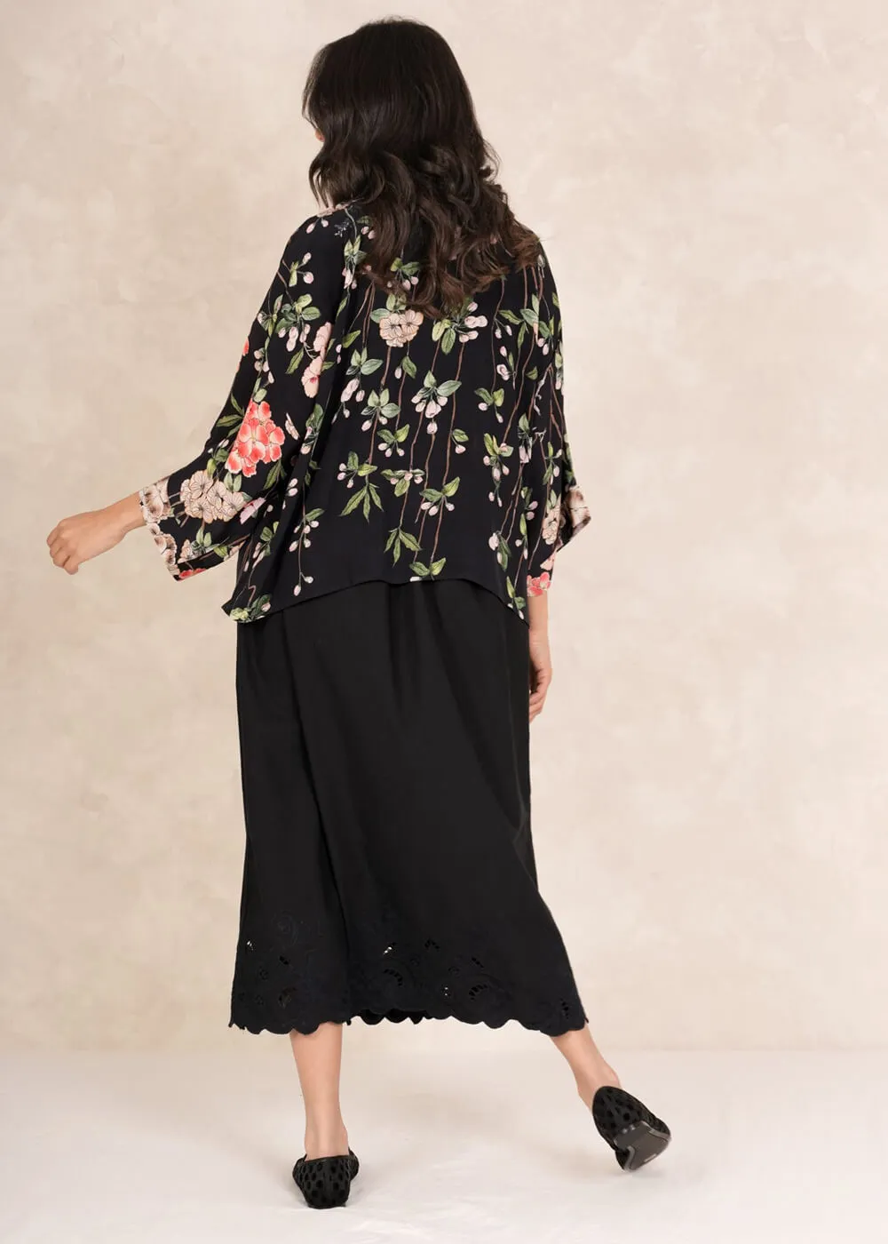 One Hundred Stars Trailing Blossom Korte Crepe Kimono Zwart