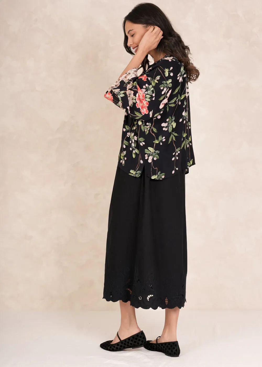 One Hundred Stars Trailing Blossom Korte Crepe Kimono Zwart