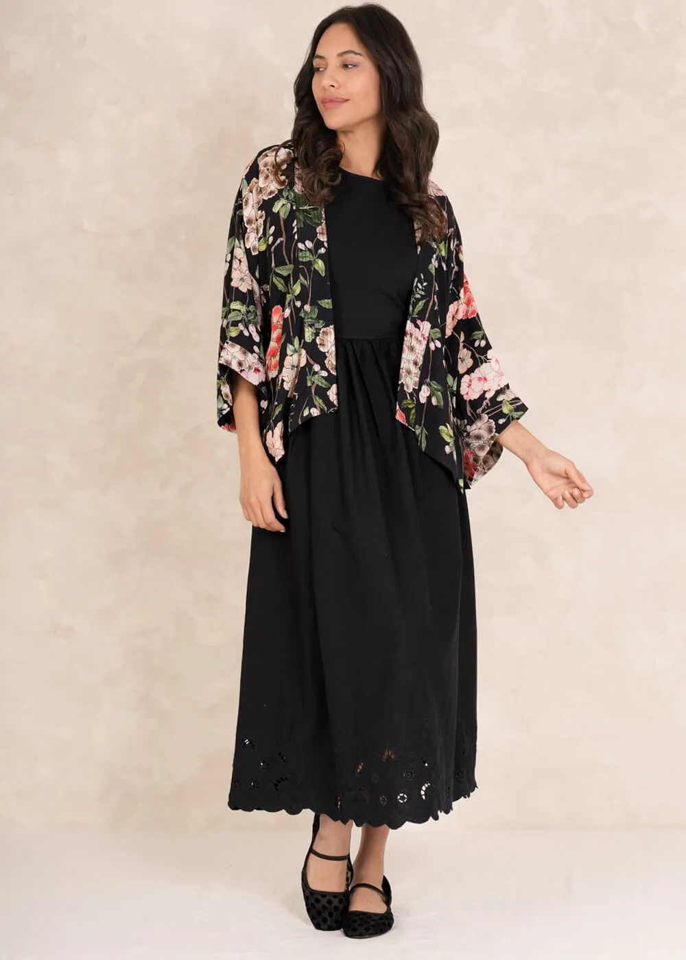 One Hundred Stars Trailing Blossom Korte Crepe Kimono Zwart